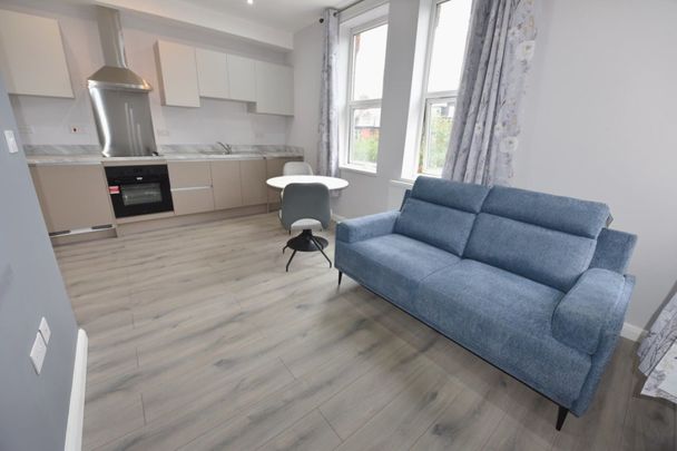 2 bedroom Flat in Cardigan Road, Leeds - Photo 1