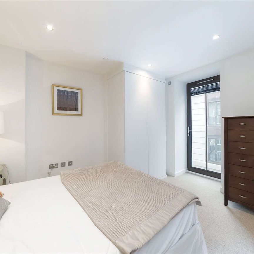 Beautiful, modern 3 bedroom apartment. With 2 bathrooms and an impressive open-plan kitchen/reception, this is a well proportioned and bright apartment which is furnished to a high standard - Photo 1