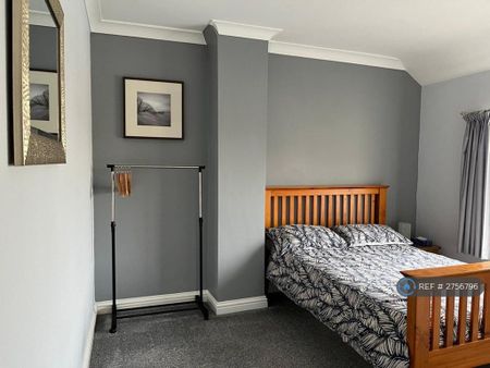 3 bedroom semi-detached house to rent - Photo 4