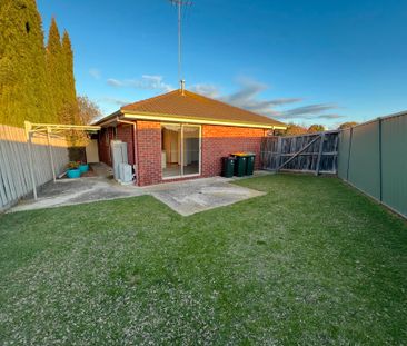 2/5 Arbour Grove, Belmont - Photo 3