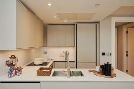 A stunning three bedroom, three bathroom located right opposite Baker Street tube station. - Photo 3