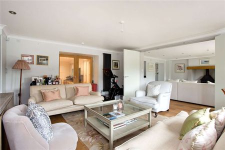 A beautifully proportioned family home in the heart of Easton. - Photo 4