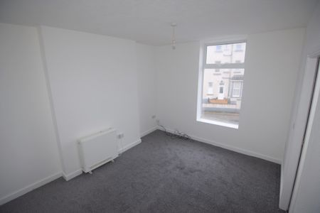 To Let 2 Bed Flat - Photo 5