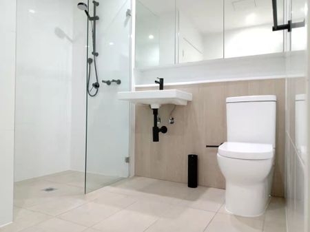 Stylish One-Bedroom Apartment in Secure Building - Photo 5