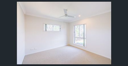 Spacious Family Home with Air Con in a Quiet Cul-de-Sac - Photo 2