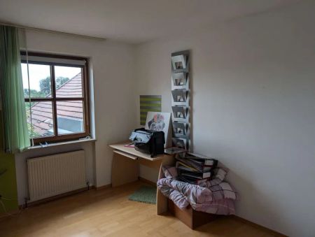 ++Große Etagenwohnung 2.OG im Zentrum von Neukirchen++ - Foto 2