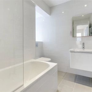 2 bedroom flat in London - Photo 3