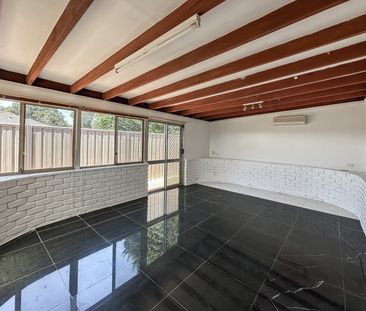 Spacious 3-Bedroom Home in Prime Kelmscott Location! - Photo 1