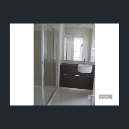 Modern 3 Bedroom Family Home - Photo 3