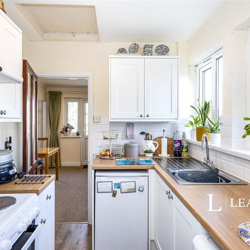 2 bedroom bungalow to rent Seafront Estate, Hayling Island, PO11 - Photo 1