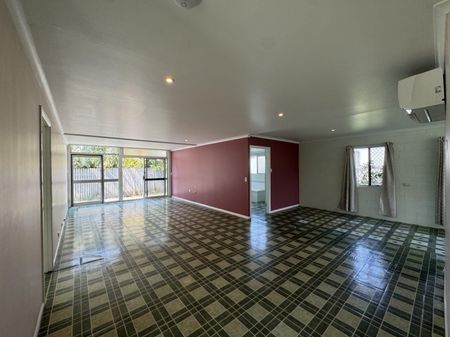 Conveniently located in the heart of Hyde Park, - Photo 2