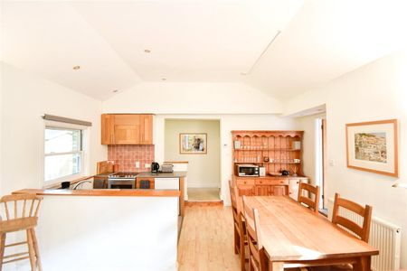Spacious 2 bedroom bungalow to rent in the picturesque village of Girton, just to the north of Cambridge. Driveway parking. Furnished. - Photo 3
