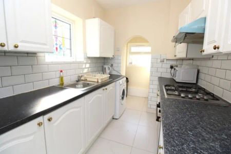 RM1, Eastern Avenue East, Romford - Photo 5