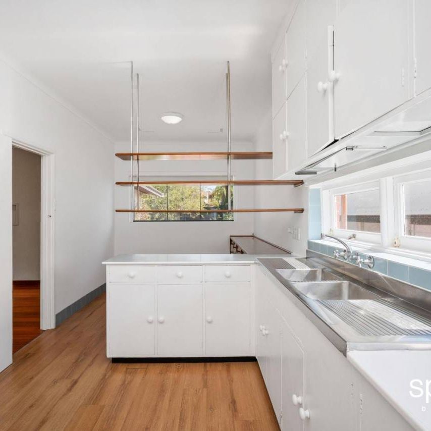 Unfurnished art deco home in lovely location - Photo 1