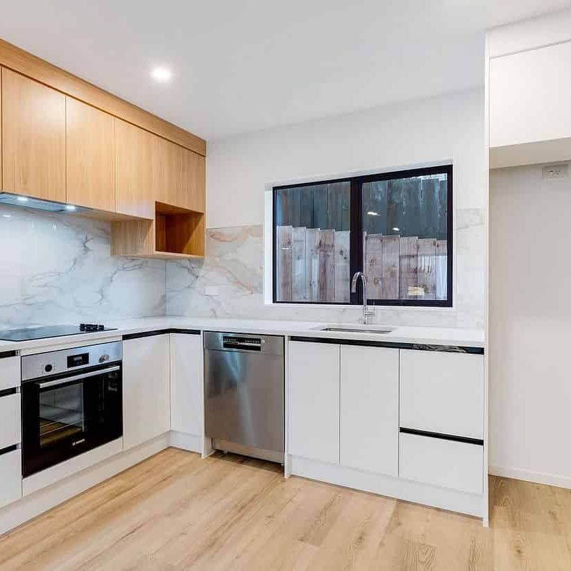 Near New 3 Bedroom + 2.5 Bathrooms + Garage - Photo 1