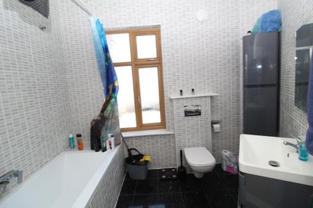 3 bedroom flat to rent - Photo 4