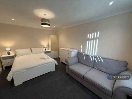 1 bedroom in a house share to rent - Photo 2