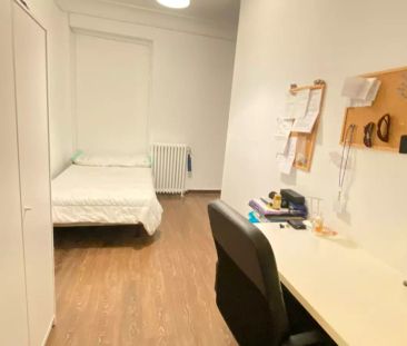 Room for rent in 8-bedroom apartment in Gran Vía, Madrid - Photo 5