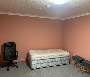 1 Bed Semi-Detached House, Southampton, SO19 - Photo 5