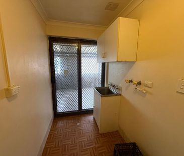 Spacious 3-Bed with Games Room! - Photo 4