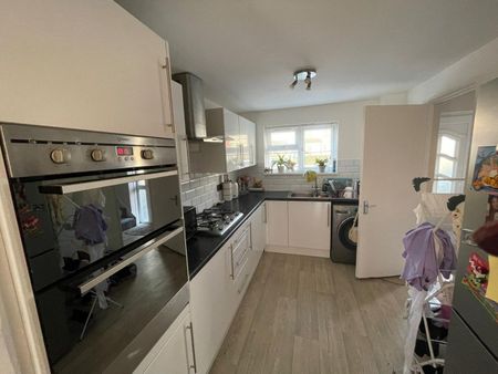 2 Bed Terraced House, Whitehawk Rd, BN2 - Photo 5