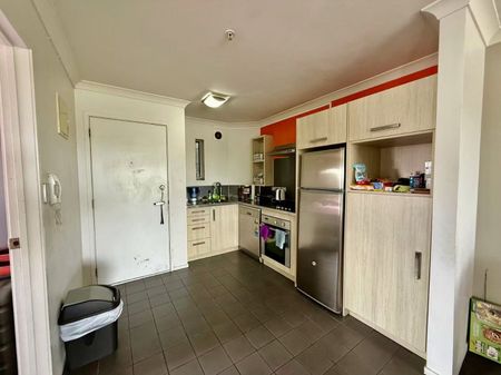 City-Fringe Living – Modern Apartment in Eden Terrace - Photo 3