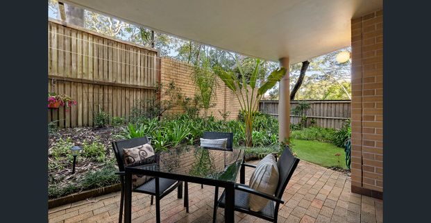 Gorgeously maintained unit with two courtyards - Photo 1