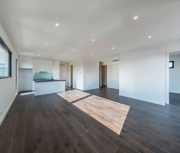 TOP FLOOR SUB-PENTHOUSE IN THE HEART OF OAKLEIGH - Photo 2