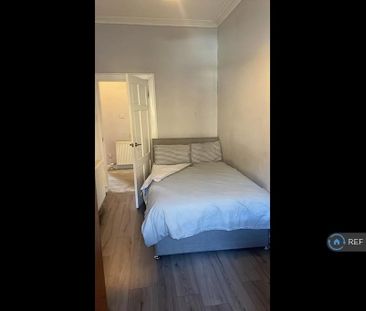 3 bedroom flat to rent - Photo 4