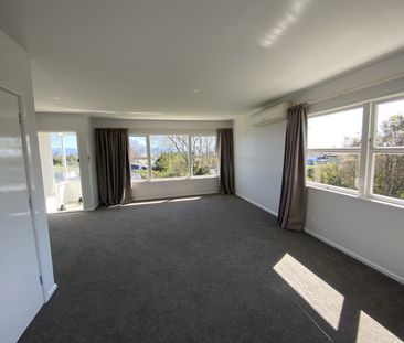 Sunny 2 bedroom flat, just minutes from Stoke. - Photo 2