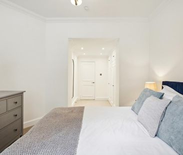 2 bedroom flat in London - Photo 1