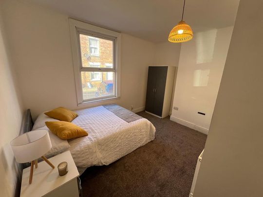 1 bedroom in a house share to rent - Photo 1