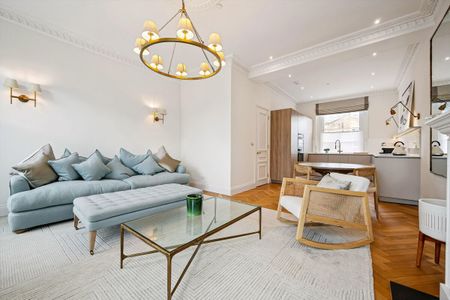 A beautifully refurbished 3 bedroom maisonette with exceptional space and west‑facing views to rent in Notting Hill, W11. - Photo 3