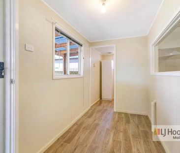 Charming 2-Bedroom Cottage in a Convenient Location - Photo 5