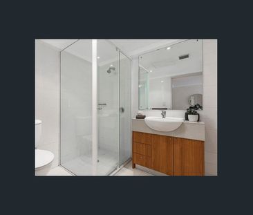 Modern Executive Apartment In Great Location - Photo 2