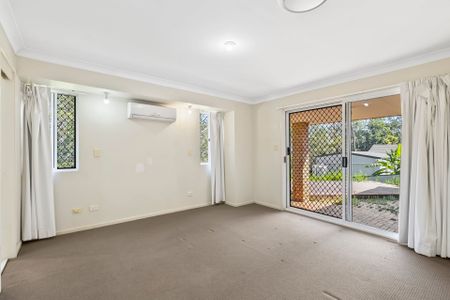 Spacious Family Home in Prime Helensvale Location - Perfect for Modern Living! - Photo 3