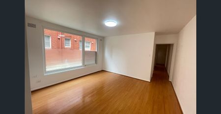 TWO BEDROOMS APARTMENT | 5 MINUTES WALK TO STATION - Photo 2