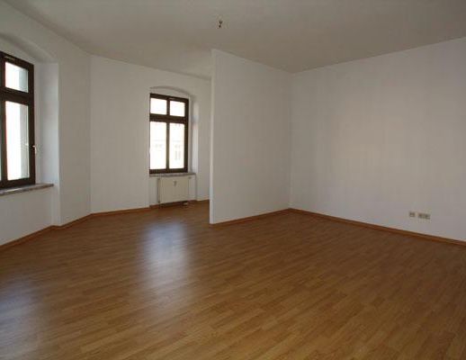 Großes Wohnzimmer mit Laminat und kleiner EBK - Foto 1
