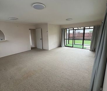 Charming 2BR Home in Mount Maunganui - Photo 2