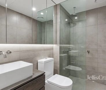 Superbly Crafted Spacious Apartment - Photo 2