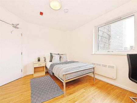 1 bedroom in a flat share to rent - Photo 5