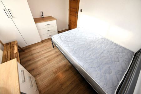 2 bedroom Flat in The Poplars (2 Bed), Leeds - Photo 5