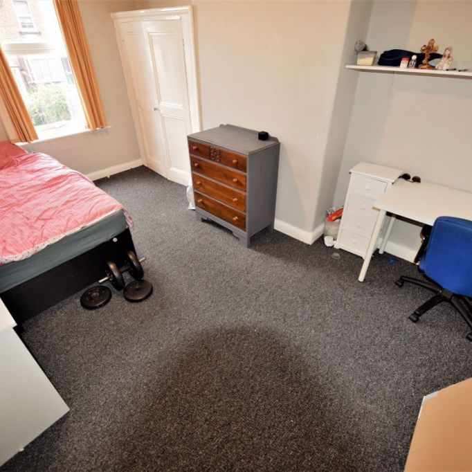 2 bedroom House in Brudenell Street, Leeds - Photo 1