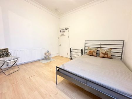 1 bedroom in a house share to rent - Photo 2