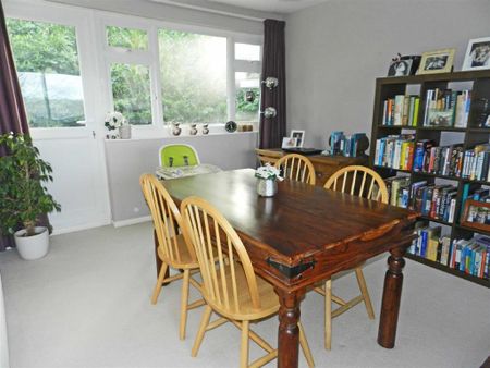 3 bedroom flat to rent - Photo 4