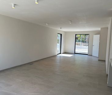 Nieuwbouwwoning met 3 slaapkamer en een tuin. - Photo 2