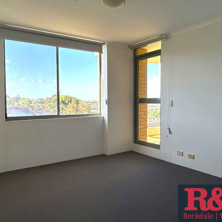 DEPOSIT TAKEN - Spacious & Updated 2-Bedroom Apartment in Rockdale Plaza - Photo 1