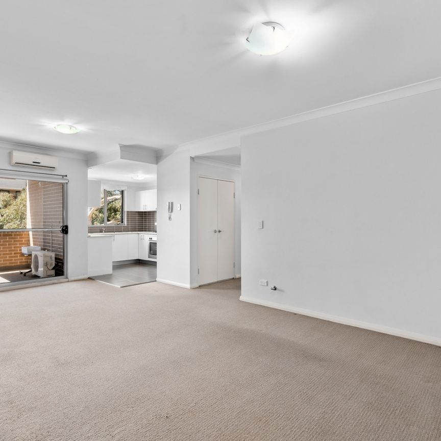 Neat 2 Bedroom Unit In Popular Complex - Photo 1