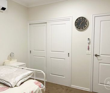 Spacious Fully Furnished Townhouse in Prime Clayton South Location - Photo 3