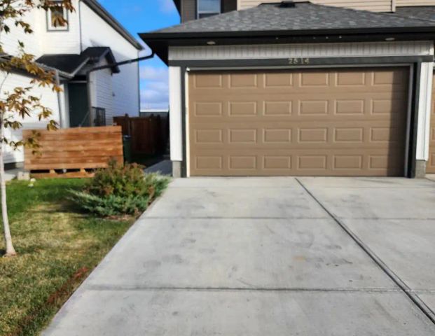 SPACIOUS HOME FOR RENT – QUIET & CONVENIENT LOCATION — 3 Bedrooms Duplex - Photo 1